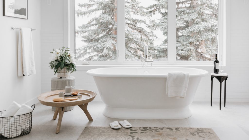 white-bathtub-with-candles